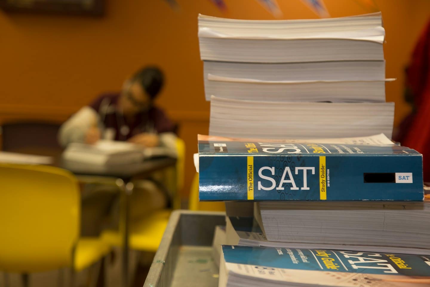 Stapel von SAT-Lernbüchern auf einem Schreibtisch.